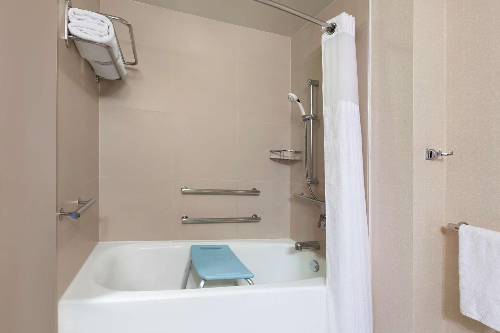 Habitación con cama extragrande, bañera y vistas a la ciudad - Adaptada para personas con movilidad reducida/discapacidad auditiva
